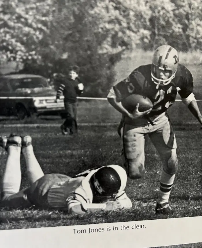 1977 Tom Jones running to open space as he carriers the ball